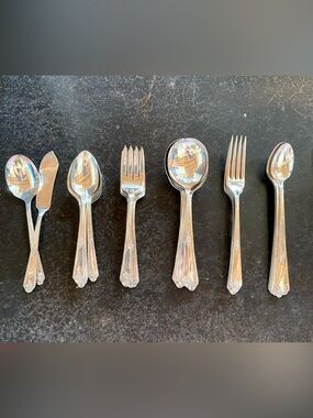 Vintage Oneida Community Tudor Plate Cutlery, 42 pc